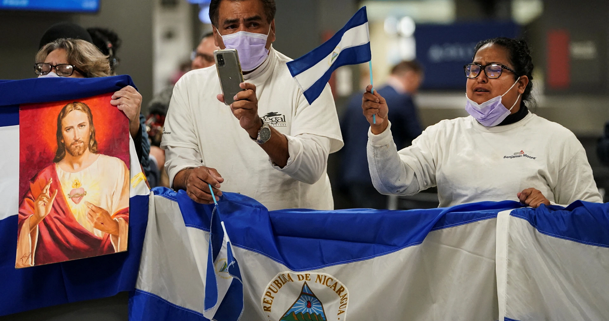 Activistas esperan la llegada de algunos de los más de 200 presos políticos de Nicaragua en el aeropuerto internacional de Dulles, en Virginia.