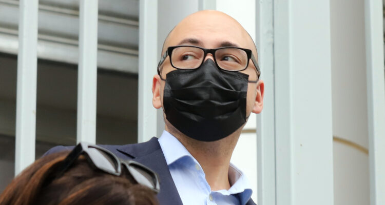 El cineasta Nicolás López mira hacia un costado mientras lleva mascarilla durante su juicio por abuso sexual.