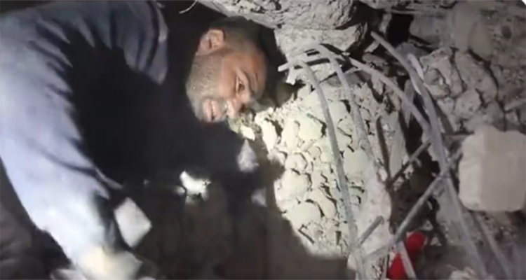 niña siendo rescatada