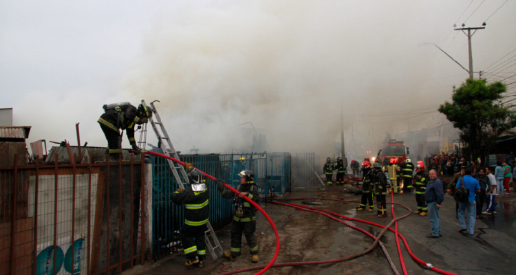 Niño de 8 años murió en un incendio que afectó a un conjunto de viviendas en Iquique