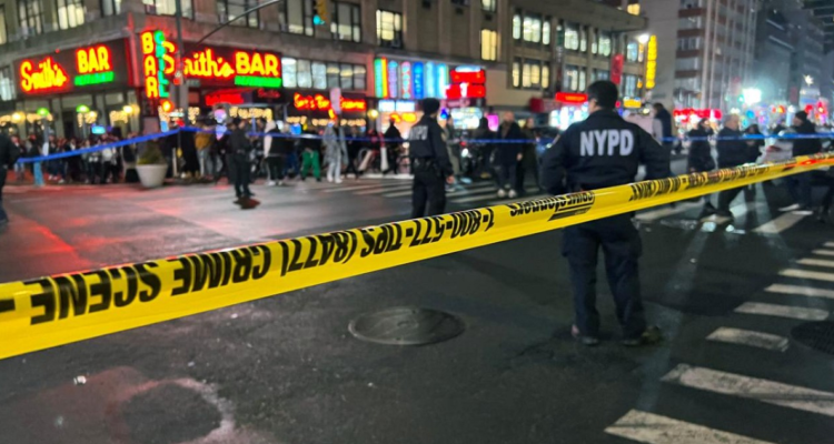 Un cordón policial de Nueva York tras la muerte de un joven asesinado a tiros el 9 de febrero de 2023 en Manhattan, muy cerca del icónico cruce de Times Square.
