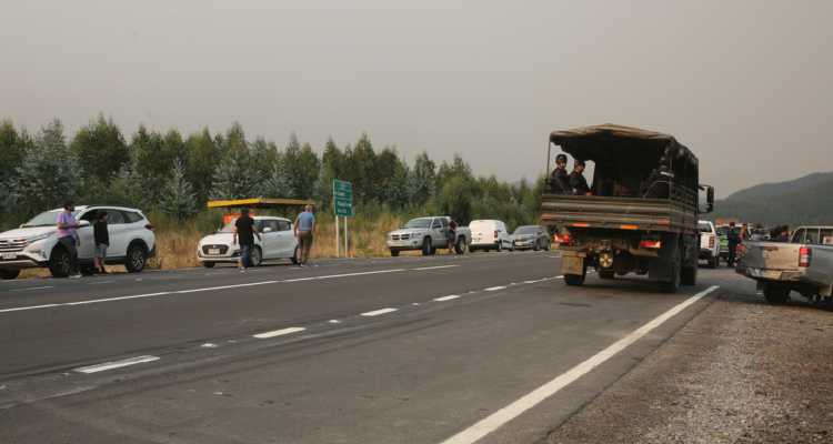 Ordenan evacuación de sectores de Coronel por avance de incendio forestal a viviendas