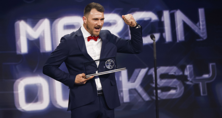 El jugador amputado Macin Oleksy, consiguió el Puskas.