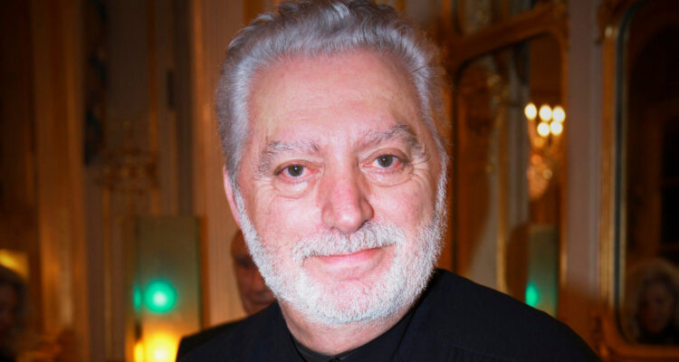 El diseñador Paco Rabanne sonríe a la cámara.