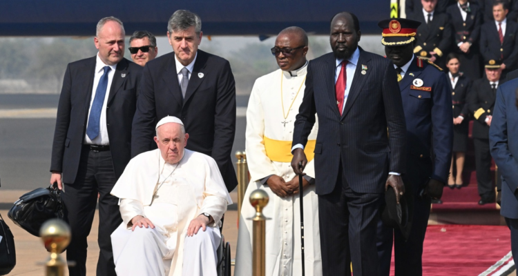 El presidente de Sudán del Sur, Salva Kiir, camina junto al papa Francisco a la llegada del pontífice al Aeropuerto Internacional de Juba, en Sudán del Sur.