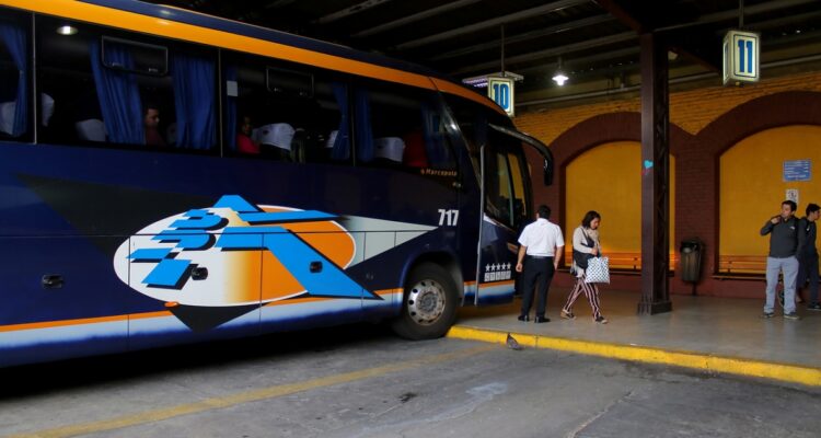 “Nos robaron todo”: pareja argentina relata asalto sufrido apenas llegaron al centro de Santiago
