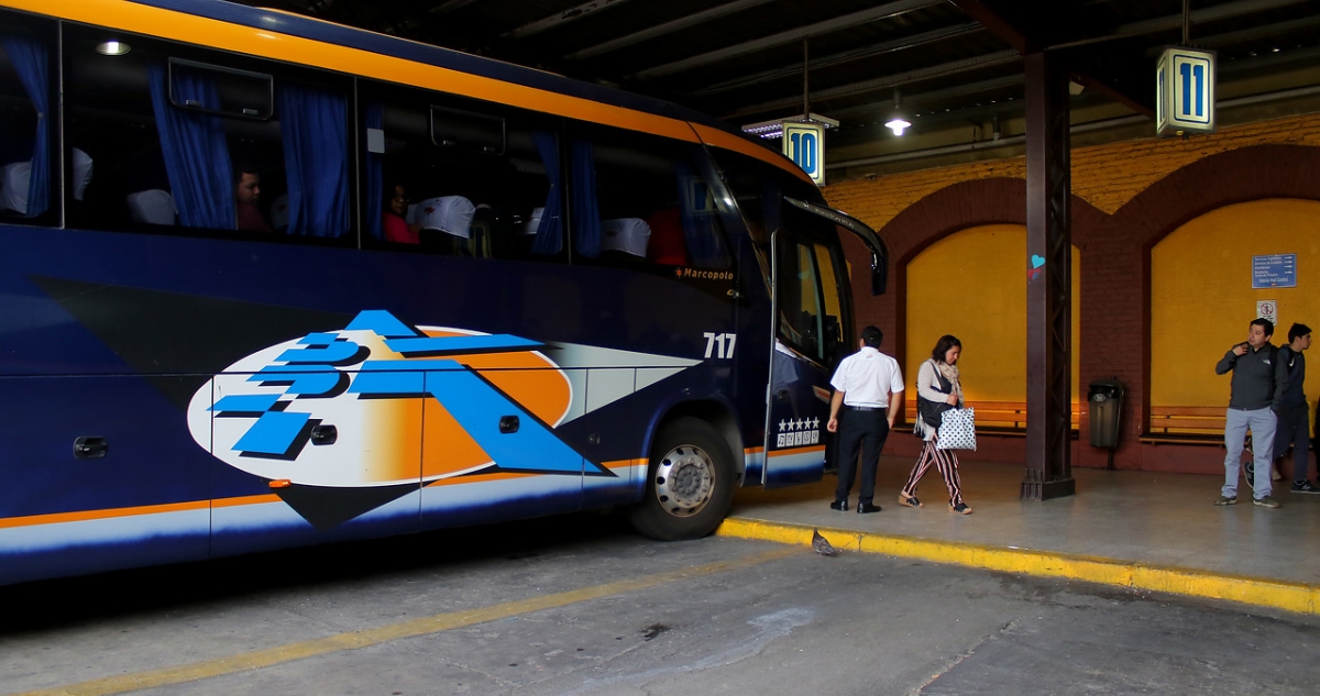 “Nos robaron todo”: pareja argentina relata asalto sufrido apenas llegaron al centro de Santiago