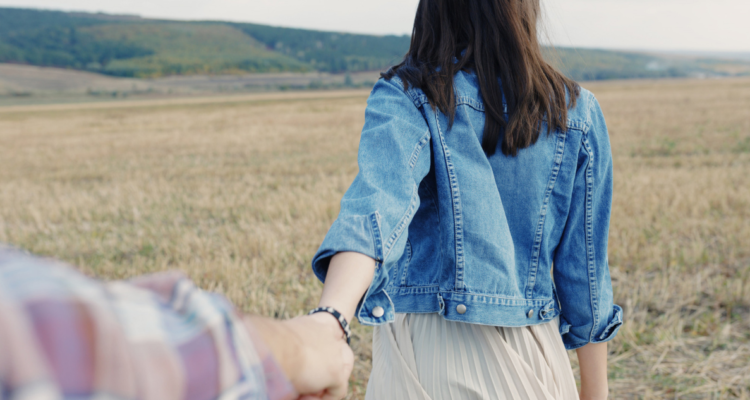 Hombre tomando de la mano a su pareja para que no se aleje en referencia a la ansiedad por separación o apego