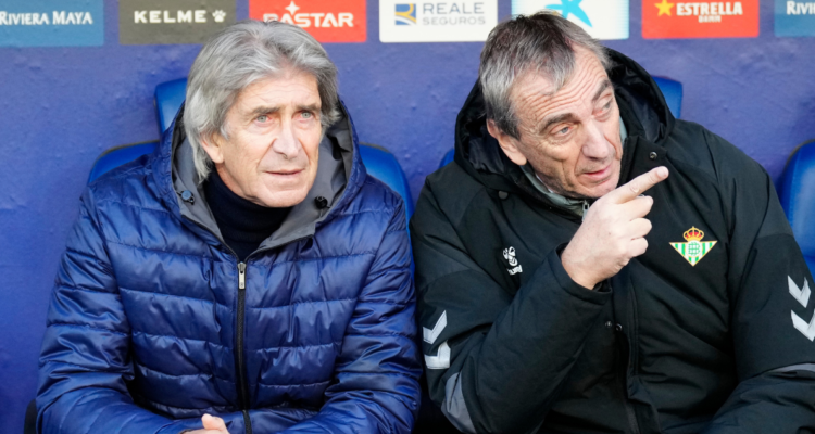 Manuel Pellegrini se enfada con un jugador del Celta por la expulsión de uno de sus dirigidos.