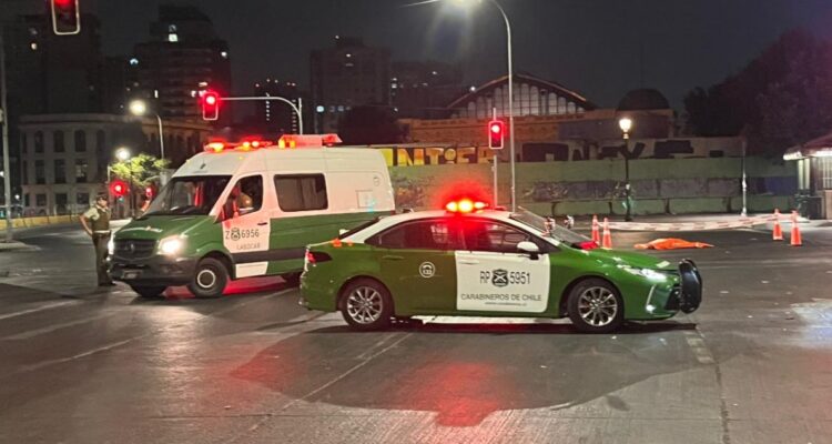 Hombre muere apuñalado en pleno centro de Santiago: también hay un lesionado
