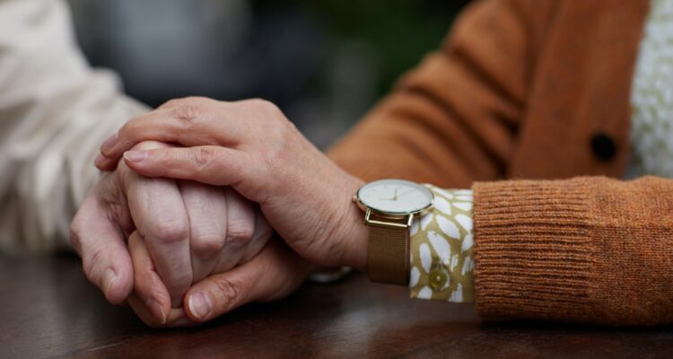 Personas mayores víctimas de delitos reciben ayuda social