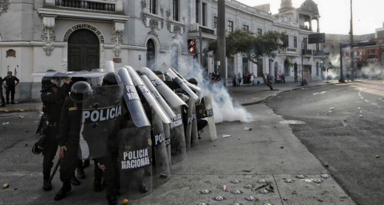 Perú: policía despliega 10.000 agentes en Lima para contener las protestas
