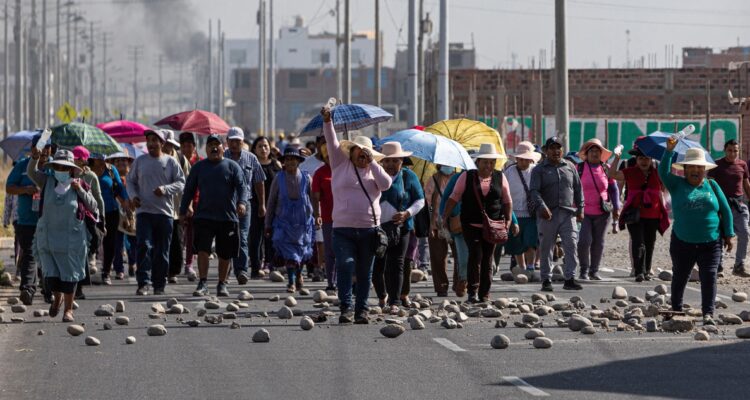 Perú reporta que hay más de 70 puntos con tránsito interrumpido por las protestas