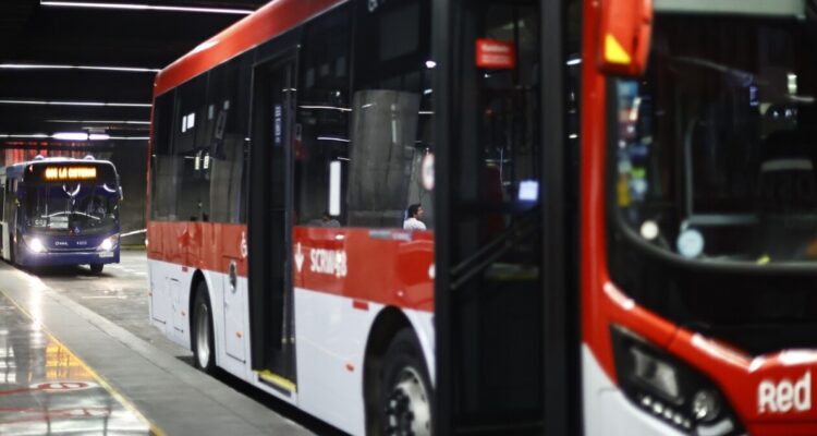 Con más buses RED y más trenes de Metro: Santiago se prepara para el retorno de marzo