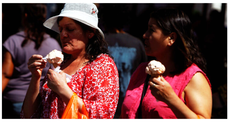 PERSONAS COMIENDO HELADO