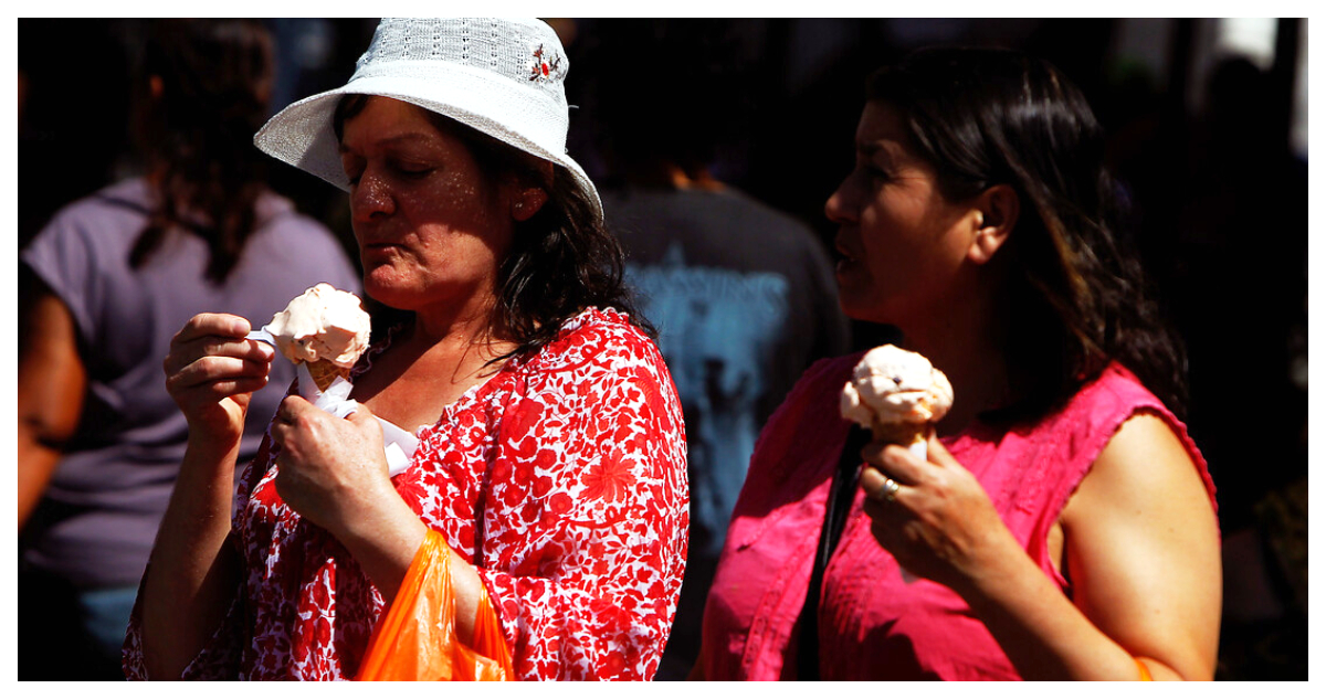 PERSONAS COMIENDO HELADO