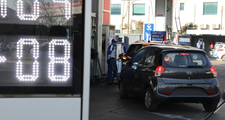 Expertos anticipan qué pasará con precio de las bencinas en marzo tras baja que aplicada esta semana