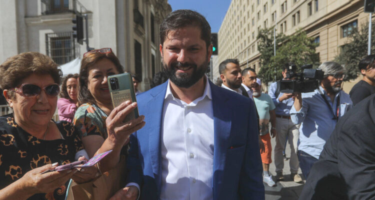 Gabriel Boric enfatiza que eventual cambio de gabinete depende de él y no de los partidos ni medios