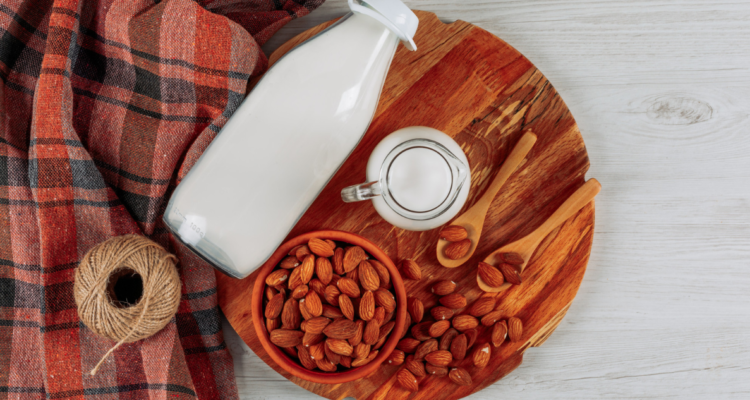 Leche de almendras en referencia a que Chile es el país de latinoamérica que más comercializa productos veganos