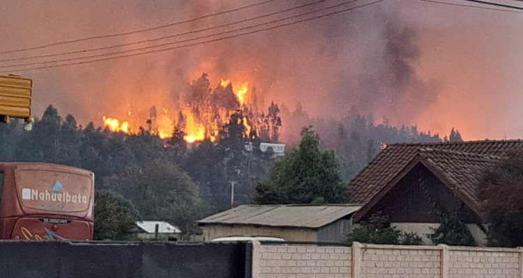 Llamas amenazan Purén