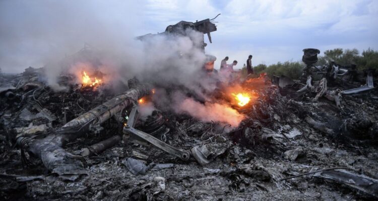 Restos del vuelo MH17 derribado en Ucrania.