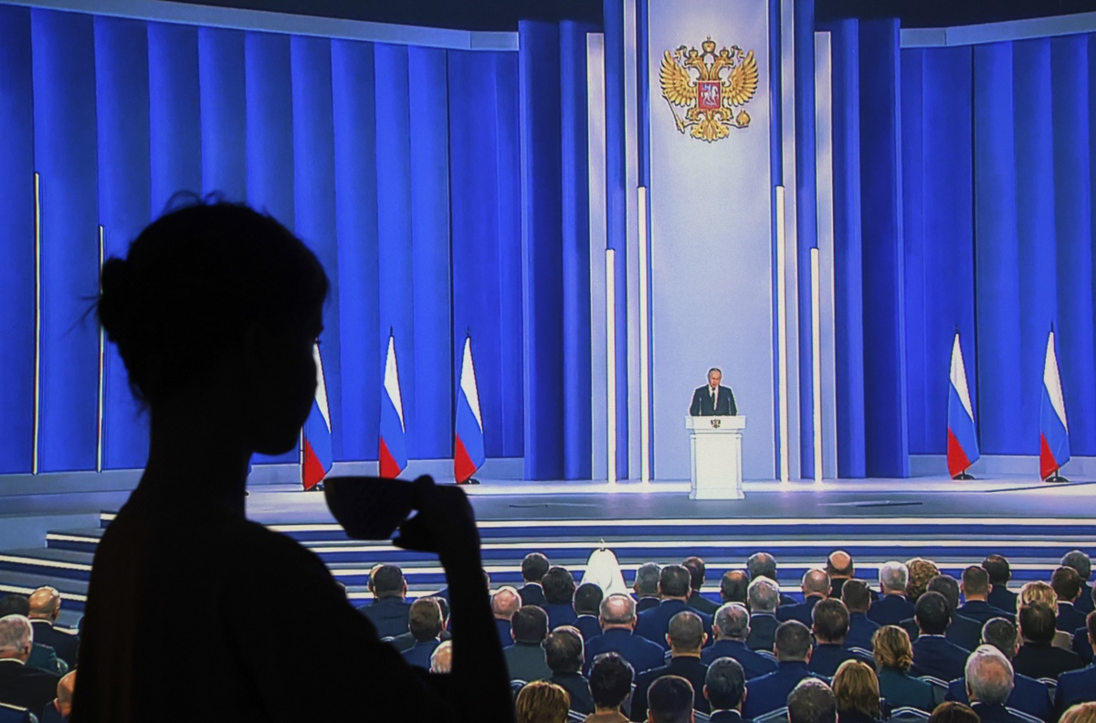 Una mujer ve desde su casa el discurso del presidente ruso, Vladímir Putin.