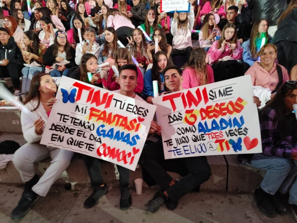 Fans tiñen de rosado la Quinta Vergar para esperar la presentación de Tini