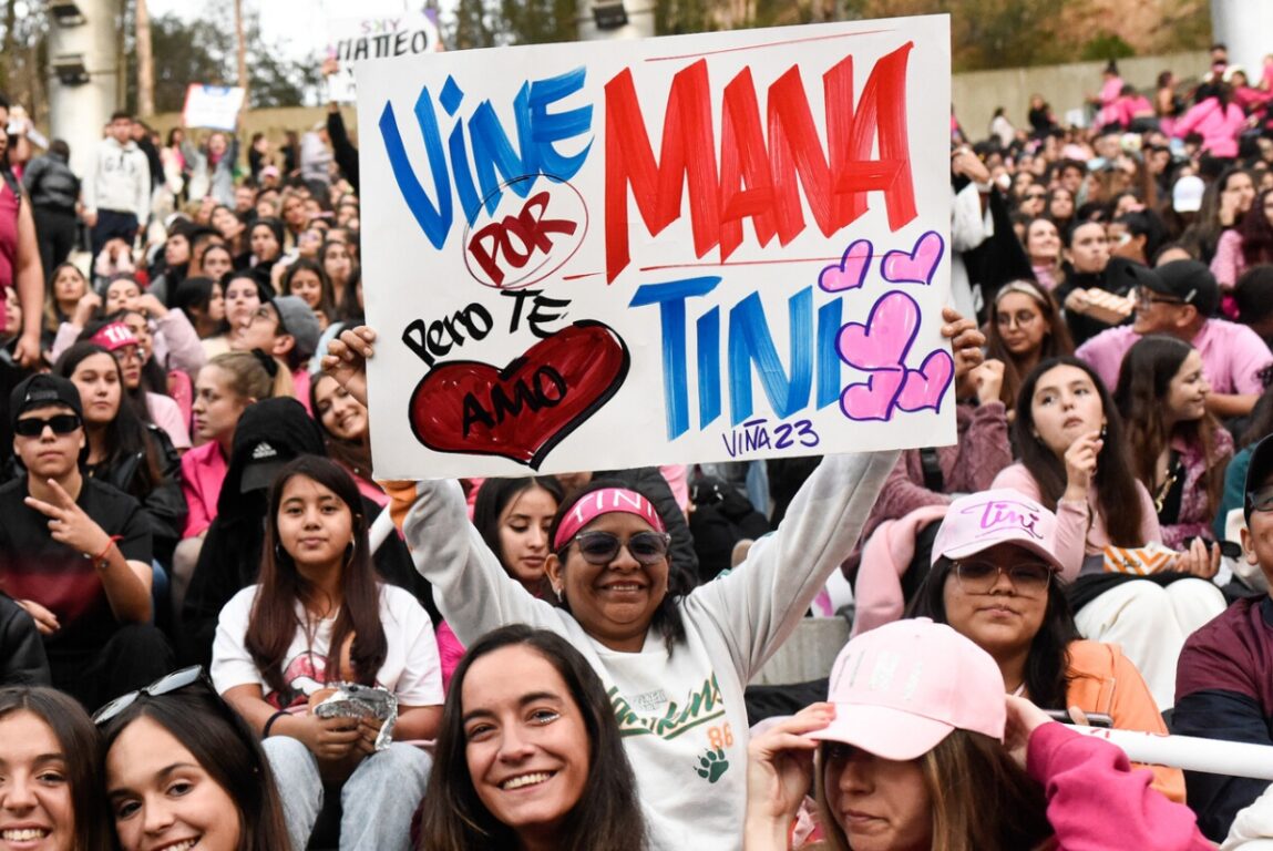 Fans tiñen de rosado la Quinta Vergar para esperar la presentación de Tini