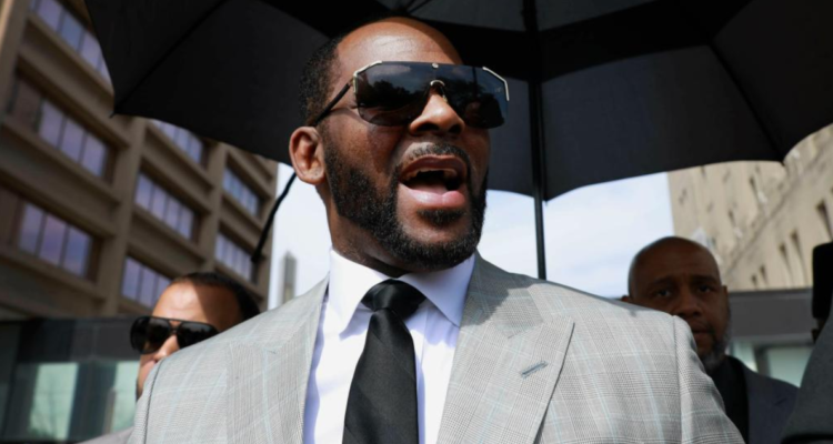 R. Kelly a la salida del juzgado tras ser condenado a 20 años de cárcel por abuso sexual infantil