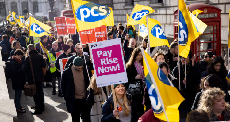 Reino Unido enfrenta la mayor huelga de profesores en 11 años: escuelas, trenes y docentes paralizados