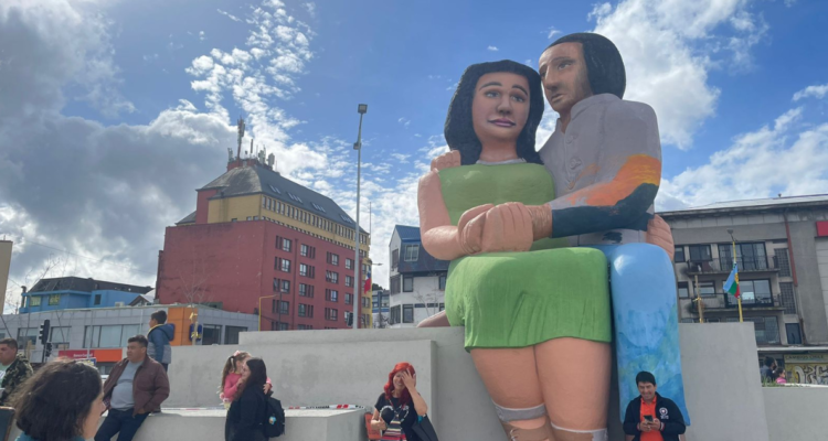 Renovada escultura Sentados Frente al Mar