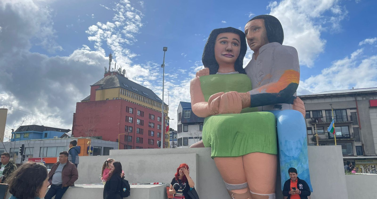Renovada escultura Sentados Frente al Mar