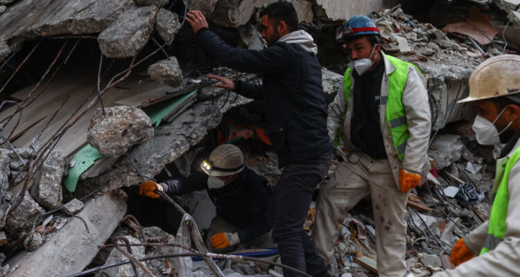 Rescatan con vida a dos mujeres que pasaron más de 200 horas bajo los escombros en Turquía