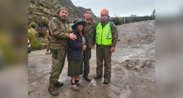 Carabineros rescatan a dos adultas mayores aisladas tras crecida de río en el altiplano de Putre