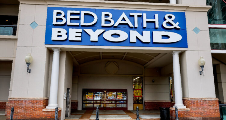 Cadena estadounidense de artículos para el hogar cierra tiendas y vende acciones para evitar quiebra