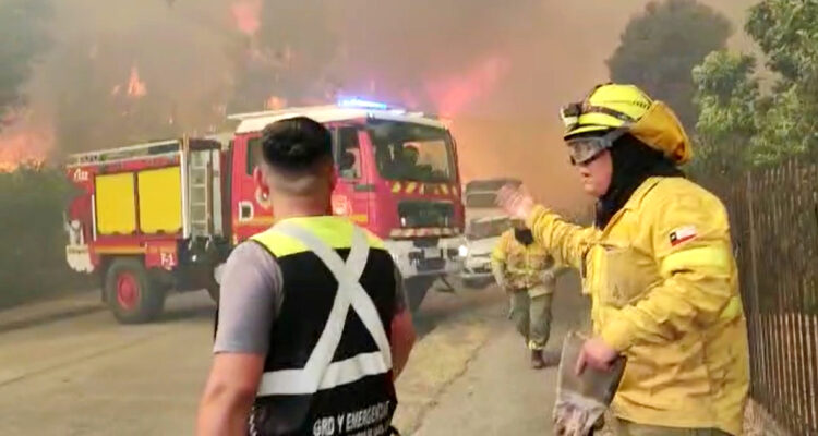 “¡Vamonos, vamonos!”: dramática retirada de voluntarios que combaten incendio en Santa Juana