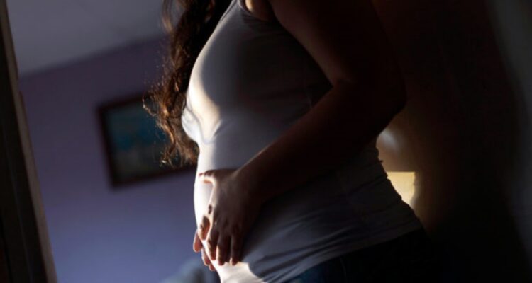 Acusada de robo deja la prisión preventiva por presentar embarazo de alto riesgo en la capital