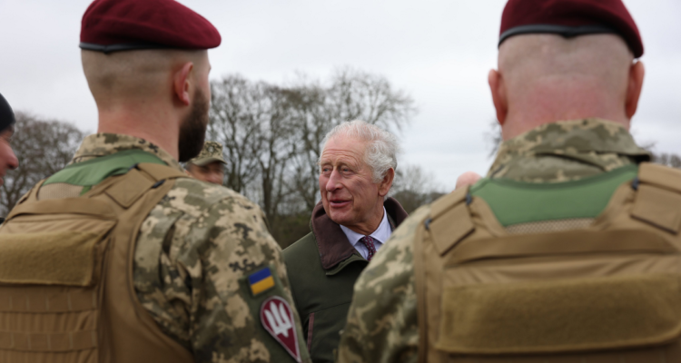 El rey Carlos, visitando a los soldados ucranianos en Reino Unido.