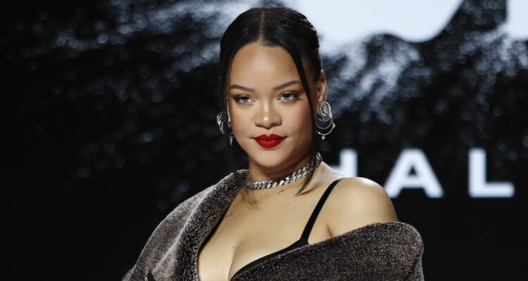 La cantante Rihanna sonríe a las cámaras en medio de su conferencia de prensa por su show en el Super Bowl.