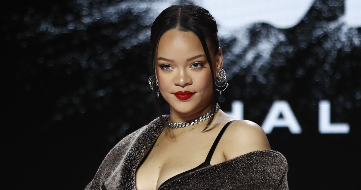 La cantante Rihanna sonríe a las cámaras en medio de su conferencia de prensa por su show en el Super Bowl.