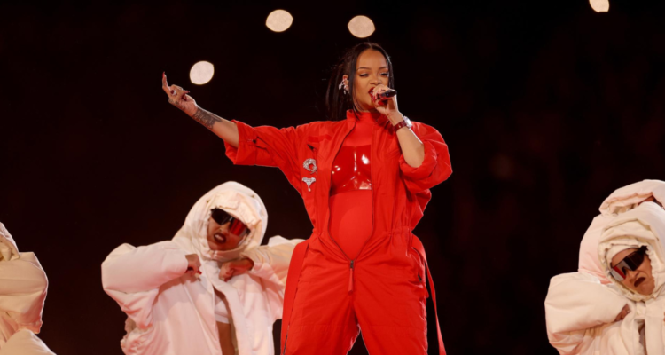 Rihanna en su presentanción en el Super Bowl