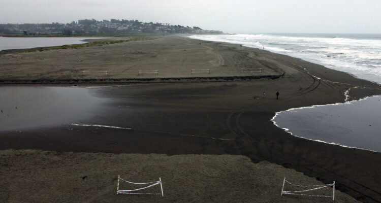 Río Maipo sin poder desembocar en el mar