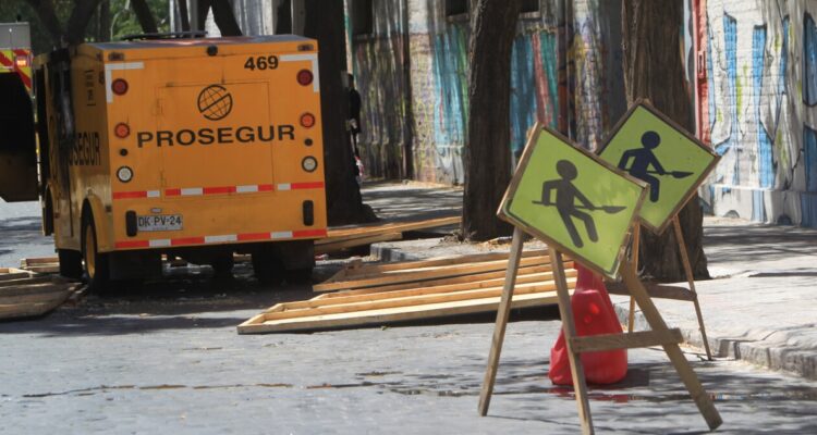 Delincuentes roban camión de valores a pasos de La Moneda y simulan ser obreros para sacar el dinero