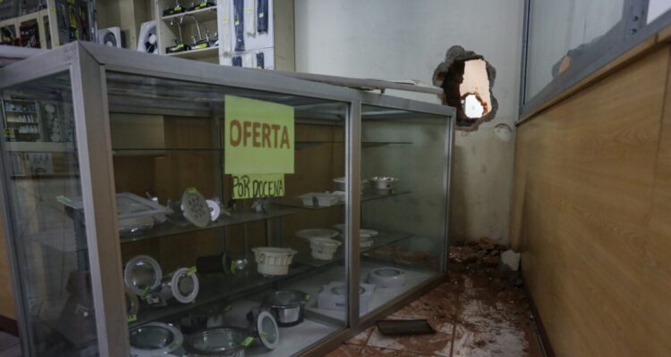 Dueños de ferreterías acusan similares robos con forados tras millonario delito en Estación Central
