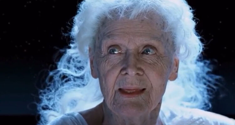 Una Rose anciana mira a las personas en el barco que navega sobre el Titanic en la película de James Cameron.