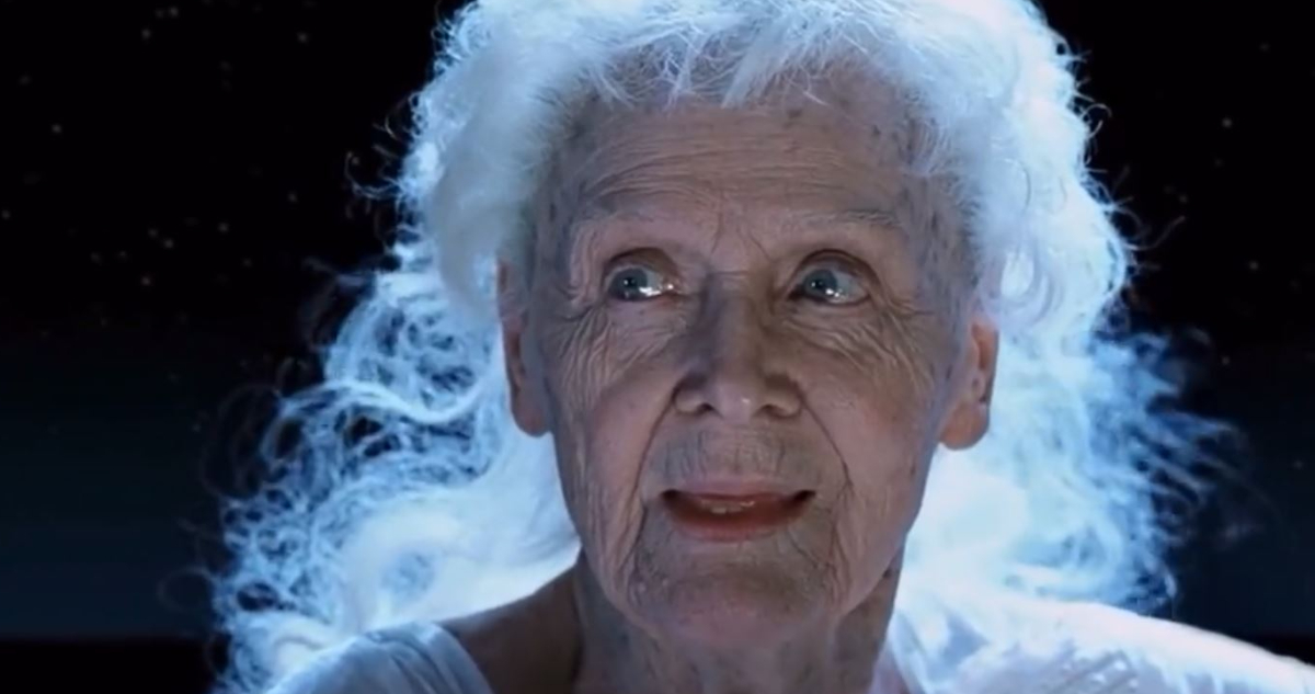 Una Rose anciana mira a las personas en el barco que navega sobre el Titanic en la película de James Cameron.