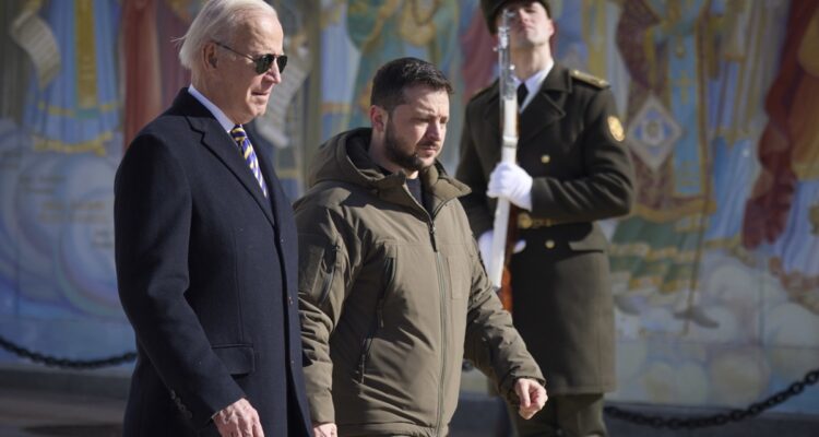Imagen del 20/02/2023 cedida por el Gobierno ucraniano de la visita del presidente de EE. UU., Joe Biden, a Kiev.