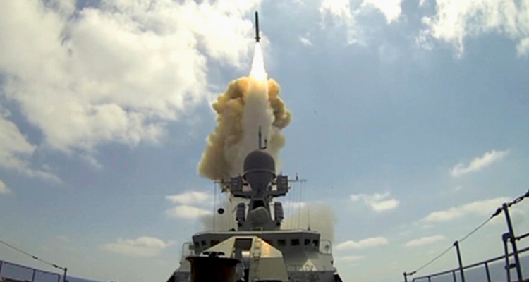 Lanzamiento de un misil crucero Kalibr, como los usados por Rusia, que habrían cruzado el espacio aéreo de Rumania y Moldavia durante los bombardeos a Ucrania.