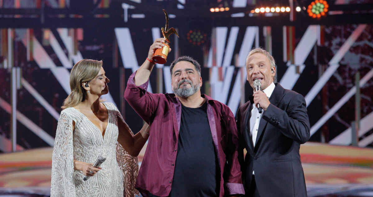 Rodrigo Viellgas recibiendo la gaviota de oro en el Festival de Viña del Mar