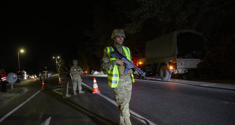 Militares patrullando durante toque de queda